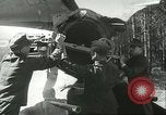 Standbild deutsche Techniker arbeiten an V-2 Rakete Antrieb Blizna Polen, 1944, aus Sekunde 29 historischem Filmmaterial Videoclip 65675062554