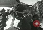 Standbild deutsche Techniker arbeiten an V-2 Rakete Antrieb Blizna Polen, 1944, aus Sekunde 32 historischem Filmmaterial Videoclip 65675062554
