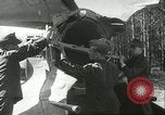 Standbild deutsche Techniker arbeiten an V-2 Rakete Antrieb Blizna Polen, 1944, aus Sekunde 34 historischem Filmmaterial Videoclip 65675062554