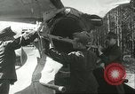 Standbild deutsche Techniker arbeiten an V-2 Rakete Antrieb Blizna Polen, 1944, aus Sekunde 35 historischem Filmmaterial Videoclip 65675062554