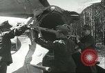 Standbild deutsche Techniker arbeiten an V-2 Rakete Antrieb Blizna Polen, 1944, aus Sekunde 36 historischem Filmmaterial Videoclip 65675062554