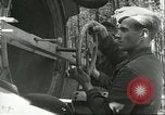 Standbild deutsche Techniker arbeiten an V-2 Rakete Antrieb Blizna Polen, 1944, aus Sekunde 46 historischem Filmmaterial Videoclip 65675062554