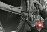 Standbild deutsche Techniker arbeiten an V-2 Rakete Antrieb Blizna Polen, 1944, aus Sekunde 55 historischem Filmmaterial Videoclip 65675062554