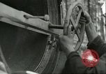 Standbild deutsche Techniker arbeiten an V-2 Rakete Antrieb Blizna Polen, 1944, aus Sekunde 57 historischem Filmmaterial Videoclip 65675062554