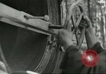 Standbild deutsche Techniker arbeiten an V-2 Rakete Antrieb Blizna Polen, 1944, aus Sekunde 59 historischem Filmmaterial Videoclip 65675062554