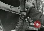 Standbild deutsche Techniker arbeiten an V-2 Rakete Antrieb Blizna Polen, 1944, aus Sekunde 60 historischem Filmmaterial Videoclip 65675062554
