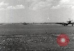 Immagine di 332Fighter Group P-51s sbarco dopo una missione Termoli Italia, 1944, secondo 3 filmato di repertorio 65675062598