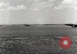 Immagine di 332Fighter Group P-51s sbarco dopo una missione Termoli Italia, 1944, secondo 4 filmato di repertorio 65675062598