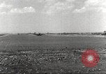 Immagine di 332Fighter Group P-51s sbarco dopo una missione Termoli Italia, 1944, secondo 5 filmato di repertorio 65675062598