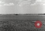 Immagine di 332Fighter Group P-51s sbarco dopo una missione Termoli Italia, 1944, secondo 6 filmato di repertorio 65675062598