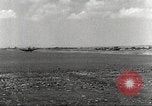 Immagine di 332Fighter Group P-51s sbarco dopo una missione Termoli Italia, 1944, secondo 8 filmato di repertorio 65675062598