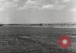 Immagine di 332Fighter Group P-51s sbarco dopo una missione Termoli Italia, 1944, secondo 9 filmato di repertorio 65675062598