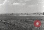 Immagine di 332Fighter Group P-51s sbarco dopo una missione Termoli Italia, 1944, secondo 10 filmato di repertorio 65675062598
