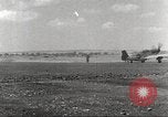 Immagine di 332Fighter Group P-51s sbarco dopo una missione Termoli Italia, 1944, secondo 12 filmato di repertorio 65675062598