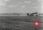 Immagine di 332Fighter Group P-51s sbarco dopo una missione Termoli Italia, 1944, secondo 13 filmato di repertorio 65675062598