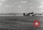 Immagine di 332Fighter Group P-51s sbarco dopo una missione Termoli Italia, 1944, secondo 14 filmato di repertorio 65675062598