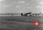 Immagine di 332Fighter Group P-51s sbarco dopo una missione Termoli Italia, 1944, secondo 15 filmato di repertorio 65675062598