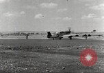 Immagine di 332Fighter Group P-51s sbarco dopo una missione Termoli Italia, 1944, secondo 16 filmato di repertorio 65675062598