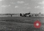 Immagine di 332Fighter Group P-51s sbarco dopo una missione Termoli Italia, 1944, secondo 17 filmato di repertorio 65675062598