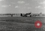 Immagine di 332Fighter Group P-51s sbarco dopo una missione Termoli Italia, 1944, secondo 18 filmato di repertorio 65675062598