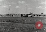 Immagine di 332Fighter Group P-51s sbarco dopo una missione Termoli Italia, 1944, secondo 19 filmato di repertorio 65675062598