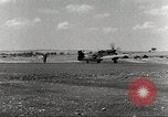 Immagine di 332Fighter Group P-51s sbarco dopo una missione Termoli Italia, 1944, secondo 20 filmato di repertorio 65675062598