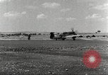 Immagine di 332Fighter Group P-51s sbarco dopo una missione Termoli Italia, 1944, secondo 21 filmato di repertorio 65675062598