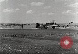 Immagine di 332Fighter Group P-51s sbarco dopo una missione Termoli Italia, 1944, secondo 22 filmato di repertorio 65675062598