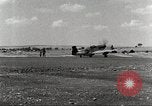 Immagine di 332Fighter Group P-51s sbarco dopo una missione Termoli Italia, 1944, secondo 23 filmato di repertorio 65675062598