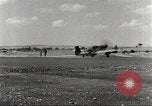 Immagine di 332Fighter Group P-51s sbarco dopo una missione Termoli Italia, 1944, secondo 24 filmato di repertorio 65675062598