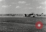 Immagine di 332Fighter Group P-51s sbarco dopo una missione Termoli Italia, 1944, secondo 25 filmato di repertorio 65675062598