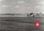 Immagine di 332Fighter Group P-51s sbarco dopo una missione Termoli Italia, 1944, secondo 26 filmato di repertorio 65675062598