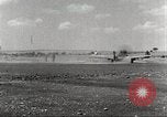 Immagine di 332Fighter Group P-51s sbarco dopo una missione Termoli Italia, 1944, secondo 27 filmato di repertorio 65675062598