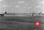 Immagine di 332Fighter Group P-51s sbarco dopo una missione Termoli Italia, 1944, secondo 28 filmato di repertorio 65675062598