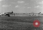 Immagine di 332Fighter Group P-51s sbarco dopo una missione Termoli Italia, 1944, secondo 29 filmato di repertorio 65675062598