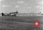 Immagine di 332Fighter Group P-51s sbarco dopo una missione Termoli Italia, 1944, secondo 30 filmato di repertorio 65675062598