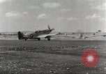 Immagine di 332Fighter Group P-51s sbarco dopo una missione Termoli Italia, 1944, secondo 31 filmato di repertorio 65675062598
