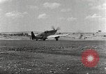Immagine di 332Fighter Group P-51s sbarco dopo una missione Termoli Italia, 1944, secondo 32 filmato di repertorio 65675062598