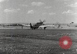 Immagine di 332Fighter Group P-51s sbarco dopo una missione Termoli Italia, 1944, secondo 33 filmato di repertorio 65675062598