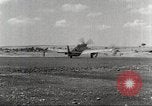 Immagine di 332Fighter Group P-51s sbarco dopo una missione Termoli Italia, 1944, secondo 34 filmato di repertorio 65675062598