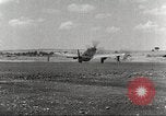 Immagine di 332Fighter Group P-51s sbarco dopo una missione Termoli Italia, 1944, secondo 35 filmato di repertorio 65675062598