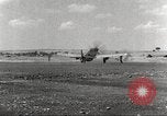 Immagine di 332Fighter Group P-51s sbarco dopo una missione Termoli Italia, 1944, secondo 36 filmato di repertorio 65675062598