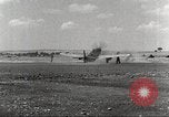 Immagine di 332Fighter Group P-51s sbarco dopo una missione Termoli Italia, 1944, secondo 37 filmato di repertorio 65675062598