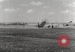 Immagine di 332Fighter Group P-51s sbarco dopo una missione Termoli Italia, 1944, secondo 38 filmato di repertorio 65675062598