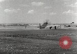 Immagine di 332Fighter Group P-51s sbarco dopo una missione Termoli Italia, 1944, secondo 39 filmato di repertorio 65675062598