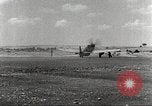 Immagine di 332Fighter Group P-51s sbarco dopo una missione Termoli Italia, 1944, secondo 40 filmato di repertorio 65675062598