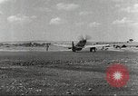 Immagine di 332Fighter Group P-51s sbarco dopo una missione Termoli Italia, 1944, secondo 41 filmato di repertorio 65675062598