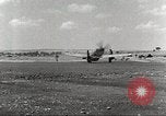 Immagine di 332Fighter Group P-51s sbarco dopo una missione Termoli Italia, 1944, secondo 42 filmato di repertorio 65675062598