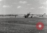 Immagine di 332Fighter Group P-51s sbarco dopo una missione Termoli Italia, 1944, secondo 43 filmato di repertorio 65675062598