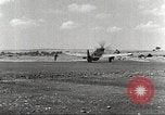 Immagine di 332Fighter Group P-51s sbarco dopo una missione Termoli Italia, 1944, secondo 44 filmato di repertorio 65675062598
